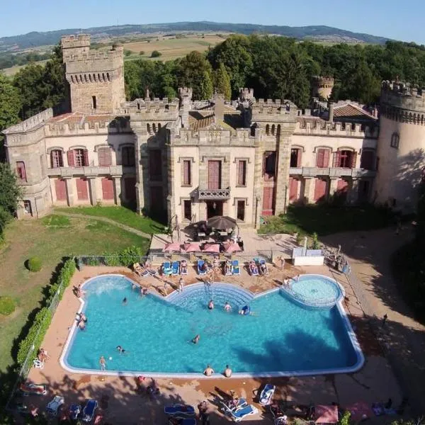 Chateau-camping la Grange Fort, 63500 Les Pradeaux, hotel in Les Pradeaux