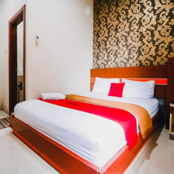 RedDoorz Plus @ Grand City Inn, hotel i Biringkanya