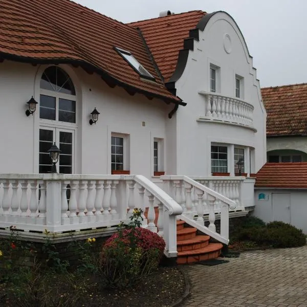 Rozália Vendégház, hotel Sarródon