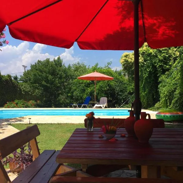 Villa Alkyon - Dreamy 3BR, Pool & BBQ next to Varnavas Beach, hotell i Grammatiko