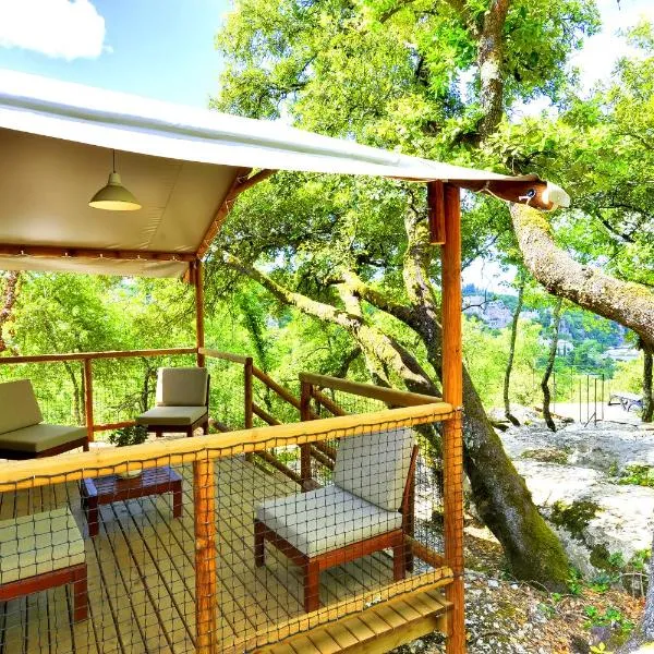 Cabanes Lodges Le Servière, готель у місті Балазюк