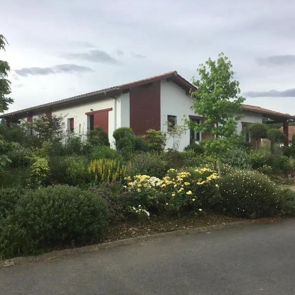 Maison Fleurie, hotel v destinácii Uhart-Cize