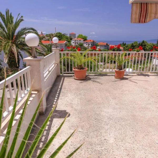 Apartments Ursula، فندق في غراداك