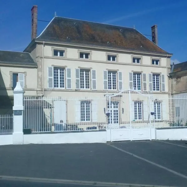 L'ancienne École, hotel in Sainte-Gemme dans les Deux-Sèvres