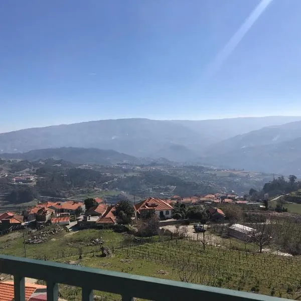 Douro vineyards and Mountains, hotel in Eiriz