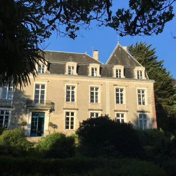 Hastingues에 위치한 호텔 Chateau d'Estrac