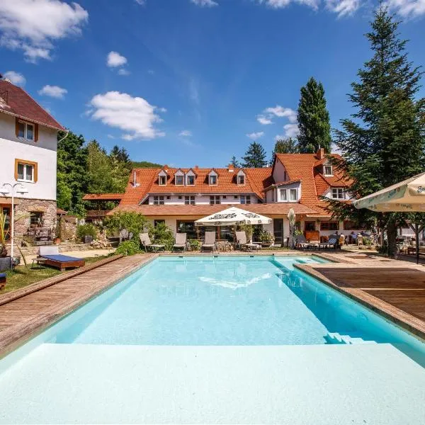 Nomad Hotel & Glamping, hotel v destinaci Noszvaj