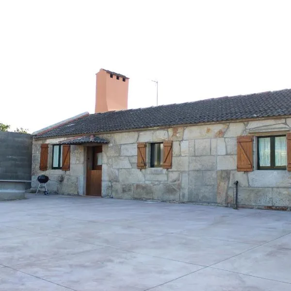 A Casiña de Pedra, hotel in Noalla
