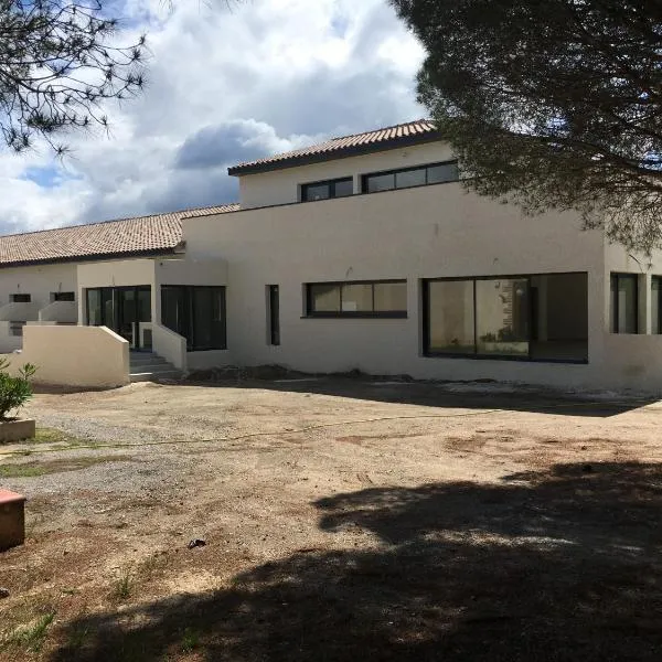 Hôtel Restaurant Mas del Gall, hotel v destinácii Castelnou