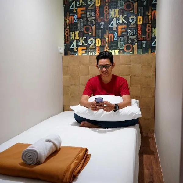 FixOn Capsule Hotel, hotel em Baturaden