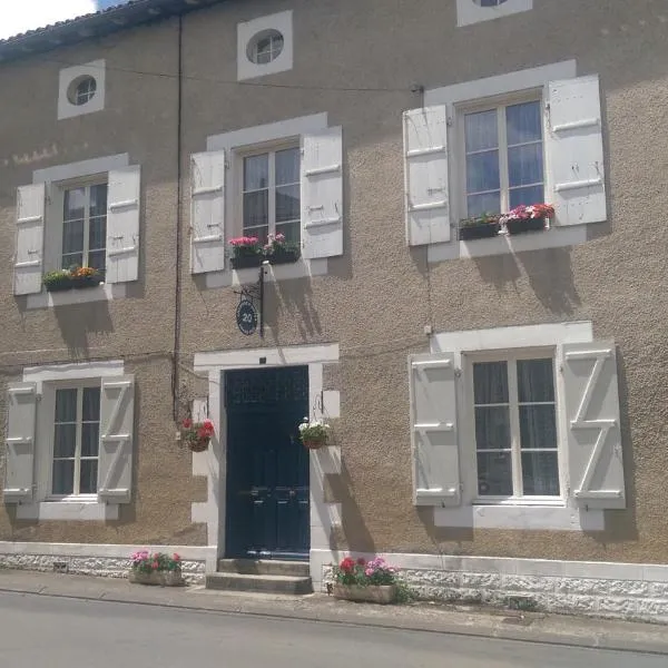 Vingt Grand Rue, hotel in Saint-Laurent-de-Céris