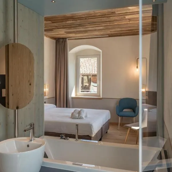 Good Life Hotel Garden - Private Spa and Pool, hotel u gradu Ledro