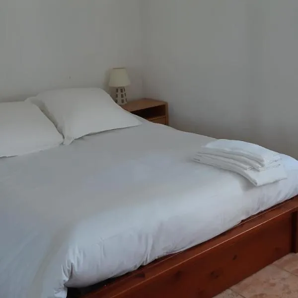 Casa San Salvadore, hotel v destinaci Favalello