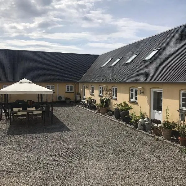 Strandsegård Ferielejlighed, hotel v destinaci Ølsted