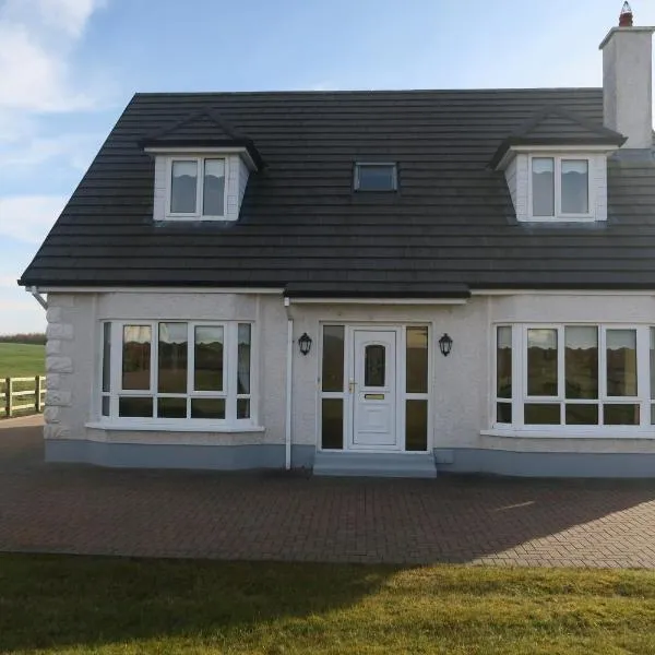 THISTLEDOWN - Ballina - Crossmolina - County Mayo - Sleeps 8 - Sister property to Inglewood, hotel v destinaci Ballina
