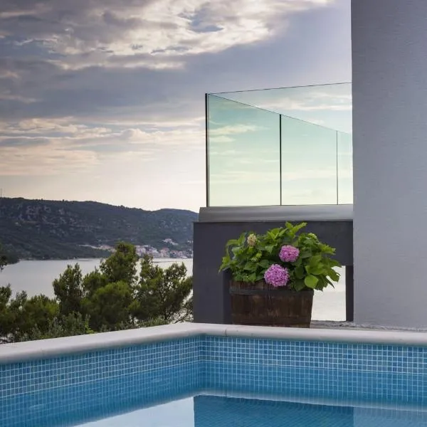 Villa Regina with heated pool and sea view, хотел в Марина