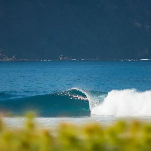 Baha Baha Villas West Sumbawa - Sk8, Gym, Sauna & Spas Hot & Cold, Bar & Restaurant, hotel di Sekongkang