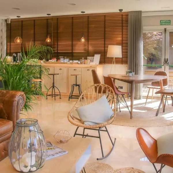Hotel Costabella, hotel v destinaci Girona
