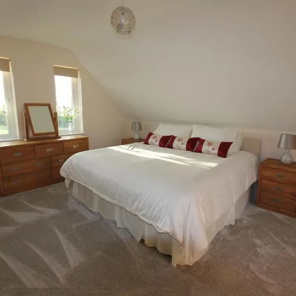 Glenside Cottage with Hot Tub, hotel in Solva
