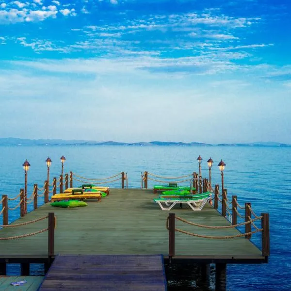 Kayalar Blue Beach Hotel, hotel v destinaci Sazlı