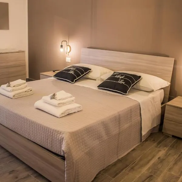 Un posto al sole, hotel v destinaci Siracusa