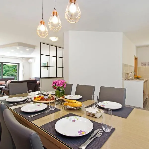 Luxurious, modern and spacious apartment with terraces – hotel w mieście Tugare
