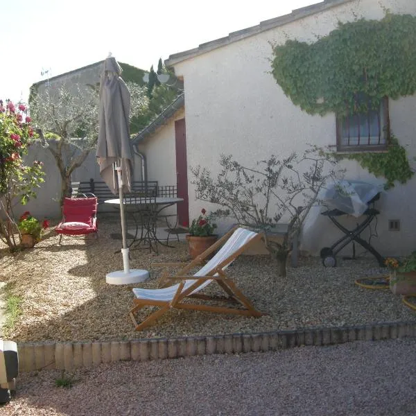 Chambre d'hôtes Esterelle, hotel u gradu 'Pernes-les-Fontaines'