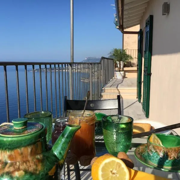 House in Grimaldi. Spectacular view over the French Riviera!，格里馬爾迪的飯店