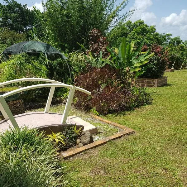 DOMAINE de VALCINE 3 gites parc et piscine à 4 mn de la distillerie DBM, des 1er commerces et de la cascade de BIS, hotel em Sainte-Rose