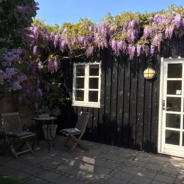 Strandværelserne, hotel i Knebel