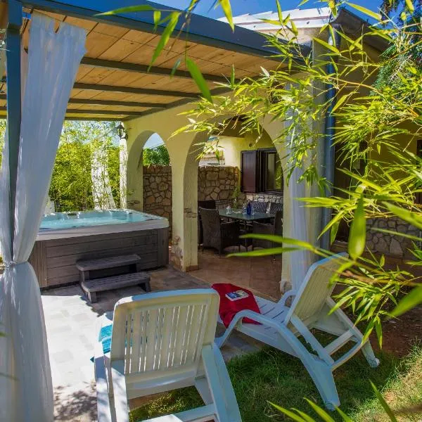 Lee house, WI-FI,FREE PARKING, HOT TUBE, hotel Perojban