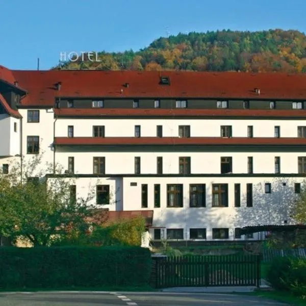 Hotel Skála, hotel en Sychrov