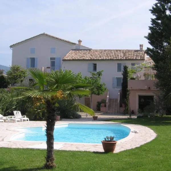 Logis Hôtel La Bastide des Monges – hotel w mieście Nyons