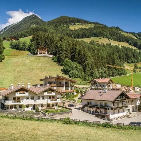 XL Appartements Steinhaus, hotel v destinaci Cadipietra