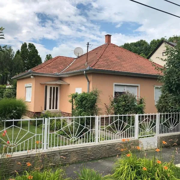 Liget nyaralóház, hotel in Balatonföldvár