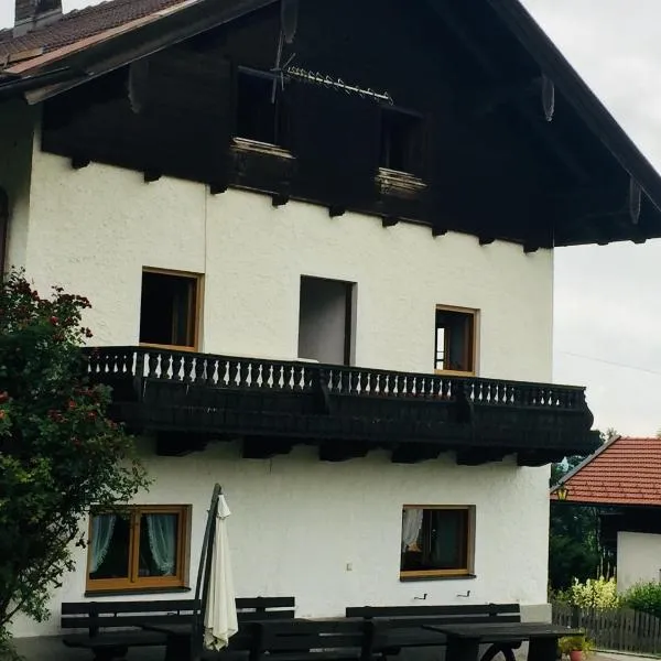 Bauernhaus Dhillon, hotel v destinaci Bernau am Chiemsee