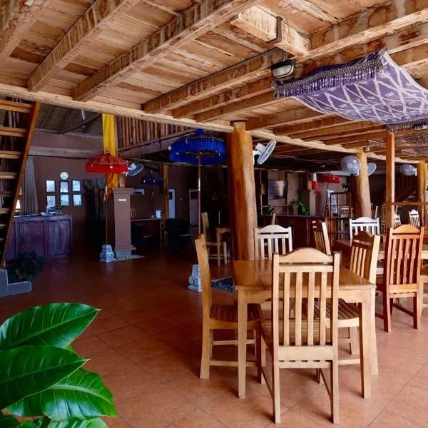 Mario Hotel and Cafe, hotel di Waikelo