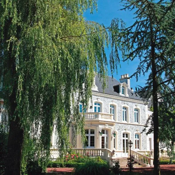 Logis Hôtel & Restaurant - Le Château Des Tourelles 3 étoiles – hotel w mieście Le Wast