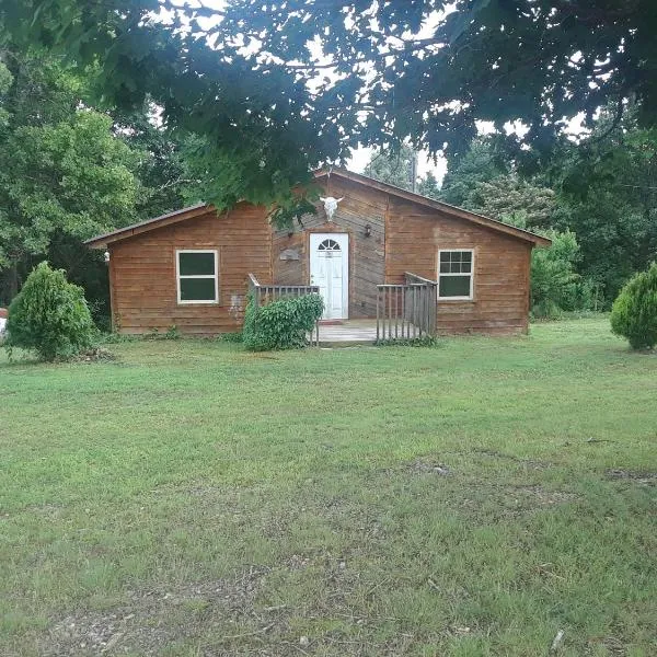 Cedar cabin located on a buffalo farm, hotel v destinaci Marshall