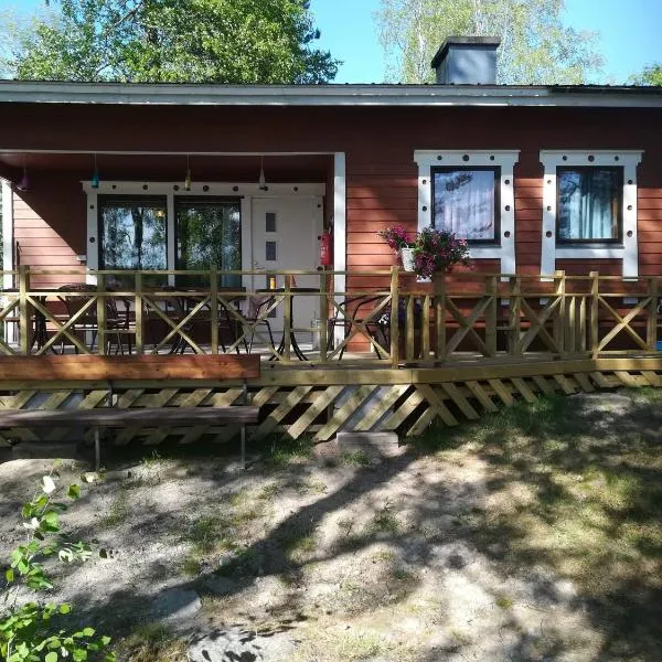 Pirttiniemen Lomakylä، فندق في Muurasjärvi