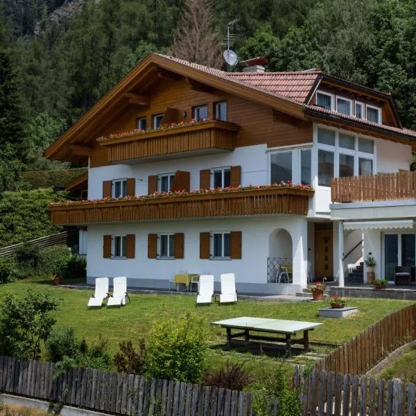 Haus Aron, hotel v Brunicu