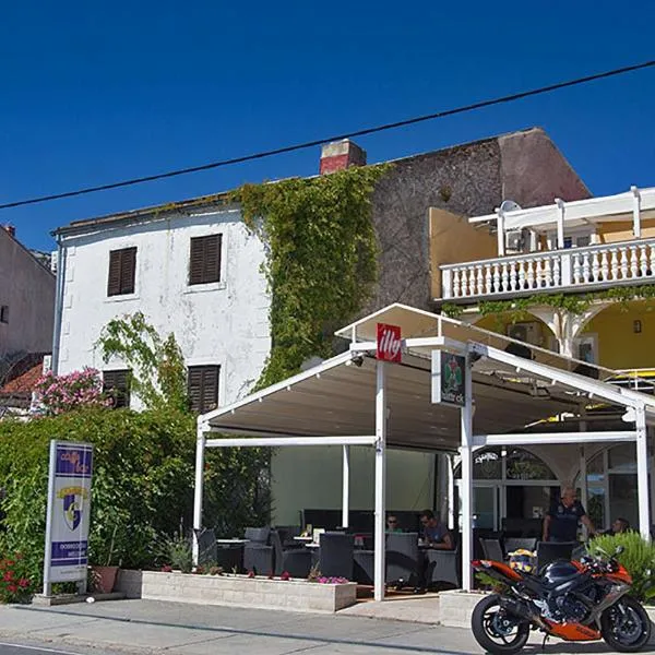 Apartment Carlitos, hotel u gradu Karlobag