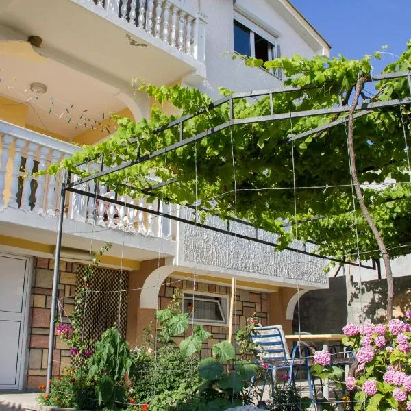 Apartments Lux seaview, hotel en Bar