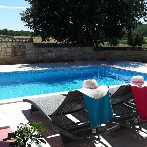 POREČ Villa Luna with pool、ポレッチのホテル
