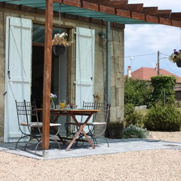 Gîte Donjon, hotel v destinaci Fours