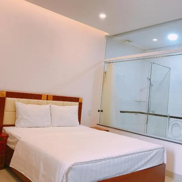 Hoang Ngoc Hotel: Plây Ku şehrinde bir otel
