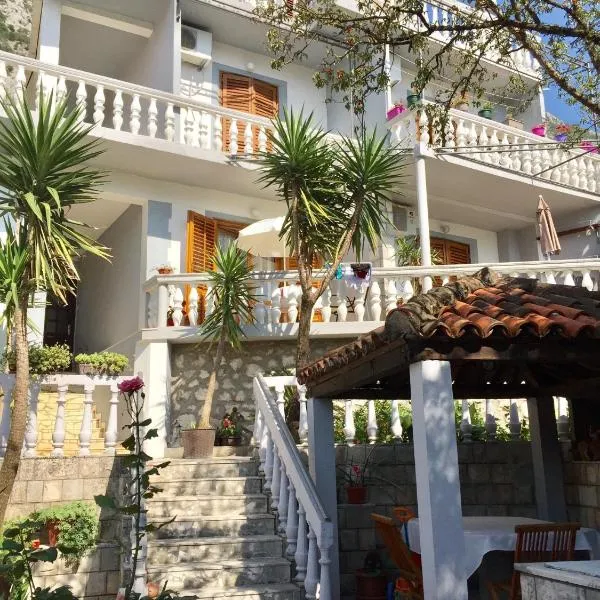 Apartments Lara, hotel in Kotor