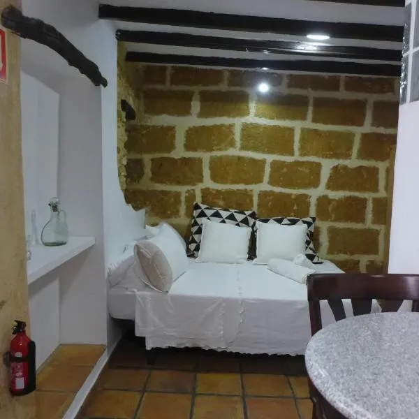 No.5B - Lovely Studio Apt with A/C in the centre of the old town โรงแรมในฮาเวอา