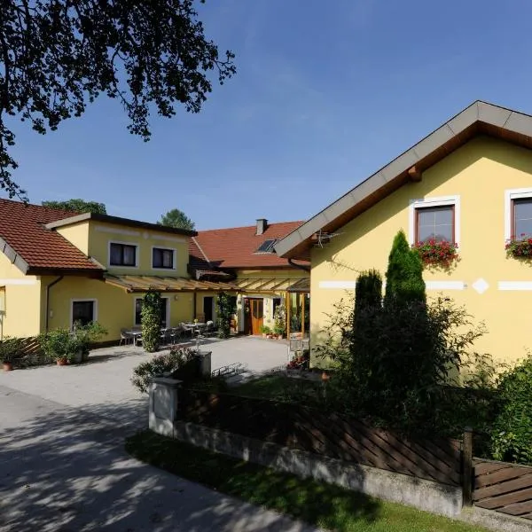 Privatzimmer und Ferienwohnungen Leeb, hotel v destinácii Persenbeug