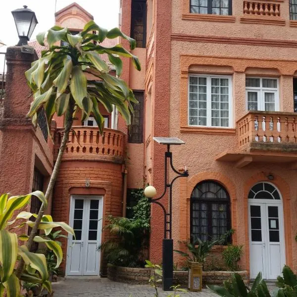 Relais De La Haute Ville Tana – hotel w mieście Ampitatafika